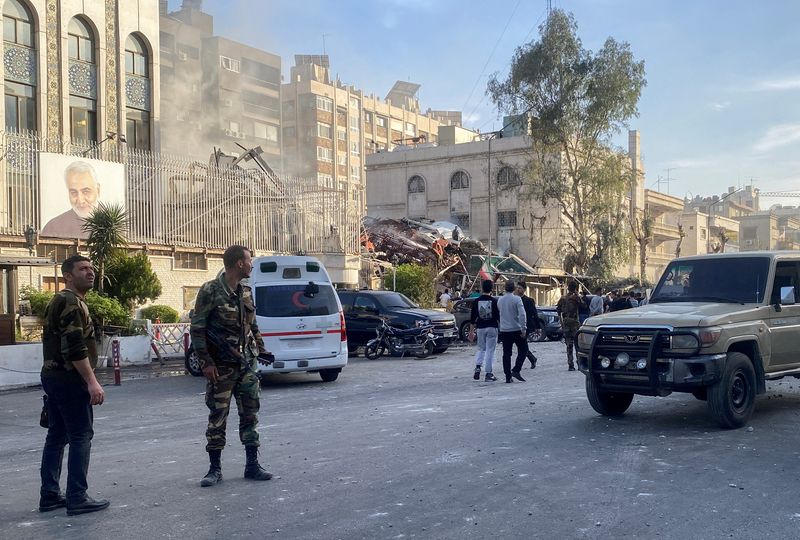 &copy; Reuters. El humo se eleva después de lo que los medios de comunicación iraníes dijeron que era un ataque israelí a un edificio cerca de la embajada iraní en Damasco, Siria 1 de abril 2024. REUTERS/Firas Makdesi