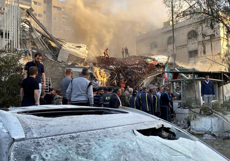 © Reuters. De la fumée s'élève après ce que les médias iraniens ont qualifié de frappe israélienne sur un bâtiment proche de l'ambassade d'Iran à Damas, en Syrie. /Photo prise le 1er avril 2024/REUTERS/Firas Makdesi