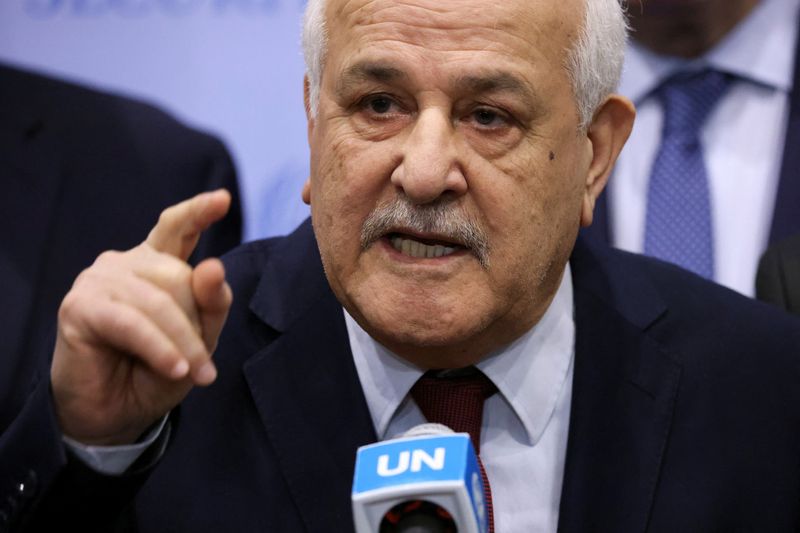 &copy; Reuters. السفير الفلسطيني لدى الأمم المتحدة رياض منصور يتحدث إلى وسائل الإعلام بعد اجتماع مجلس الأمن للتصويت بشأن قرار يتعلق بغزة بمقر الأمم المتحد