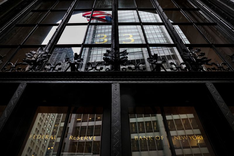 &copy; Reuters. FOTO DE ARCHIVO: La entrada al Banco de la Reserva Federal de Nueva York se ve en la ciudad de Nueva York, EEUU, el 13 de marzo de 2023..  REUTERS/Brendan McDermid