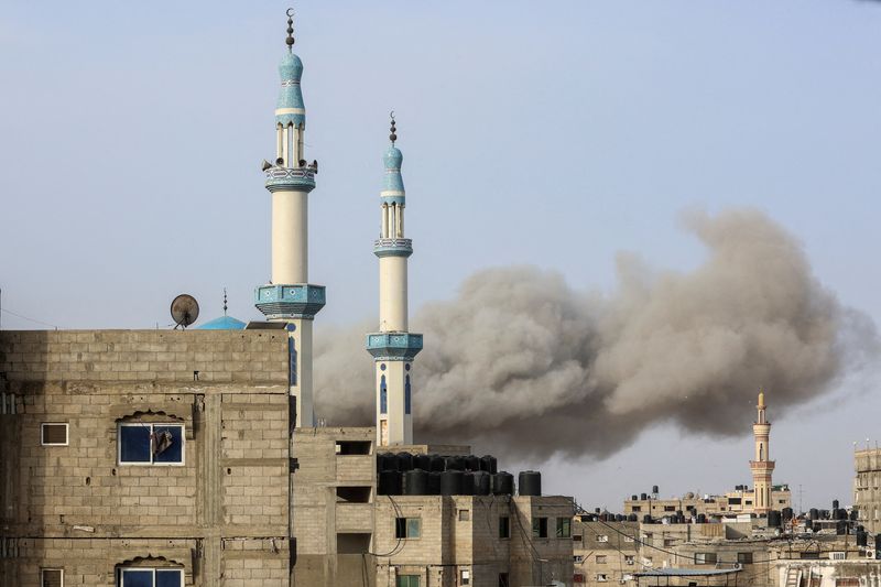 © Reuters. دخان يتصاعد جراء غارة جوية إسرائيلية في رفح بجنوب قطاع غزة يوم 27 مارس آذار 2024. تصوير: أحمد زقوت - رويترز