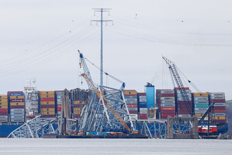 © Reuters. Wreckage of the Francis Scott Key bridge lies across the deck of the Dali cargo vessel as salvage work continues, in Baltimore, Maryland, U.S., April 1, 2024. REUTERS/Julia Nikhinson