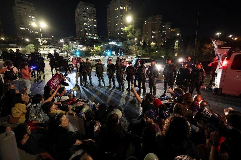 &copy; Reuters. Miembros de las fuerzas de seguridad israelíes montan guardia, mientras los manifestantes exigen la destitución del primer ministro israelí Benjamín Netanyahu, tras el mortal ataque del 7 de octubre contra Israel por parte del grupo islamista palestin