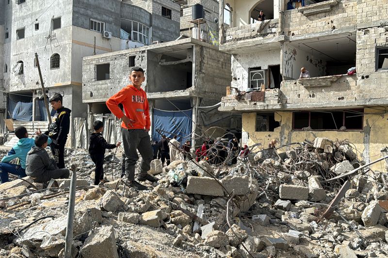 &copy; Reuters. أطفال فلسطينيون يقفون وسط ركام منازل دمرتها الغارات الإسرائيلية على مدينة رفح بجنوب قطاع غزة يوم 27 مارس آذار 2024. تصوير: بسام مسعود - رويترز