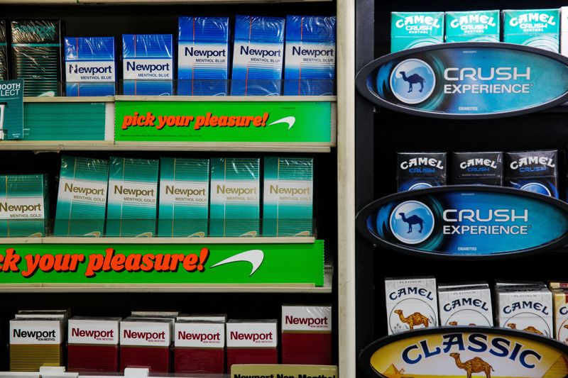 © Reuters. FILE PHOTO: Newport and Camel cigarettes are stacked on a shelf inside a tobacco store in New York July 11, 2014. REUTERS/Lucas Jackson/File Photo