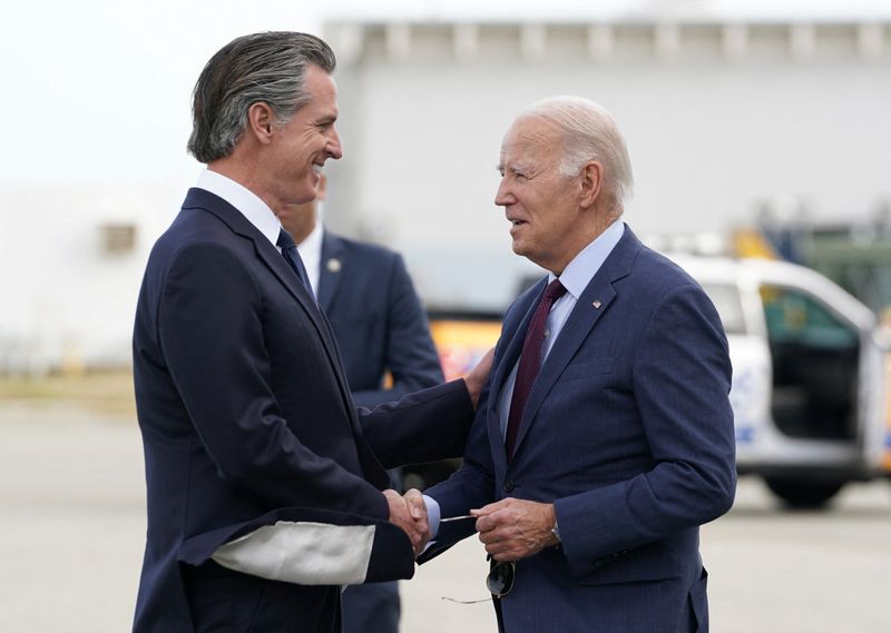 &copy; Reuters. FILE PHOTO: U.S. President Joe Biden is greeted by California Governor Gavin Newsom as he arrives to host the Asia-Pacific Economic Cooperation (APEC)  summit, in San Francisco, California, U.S., November 14, 2023. REUTERS/Kevin Lamarque/File Photo