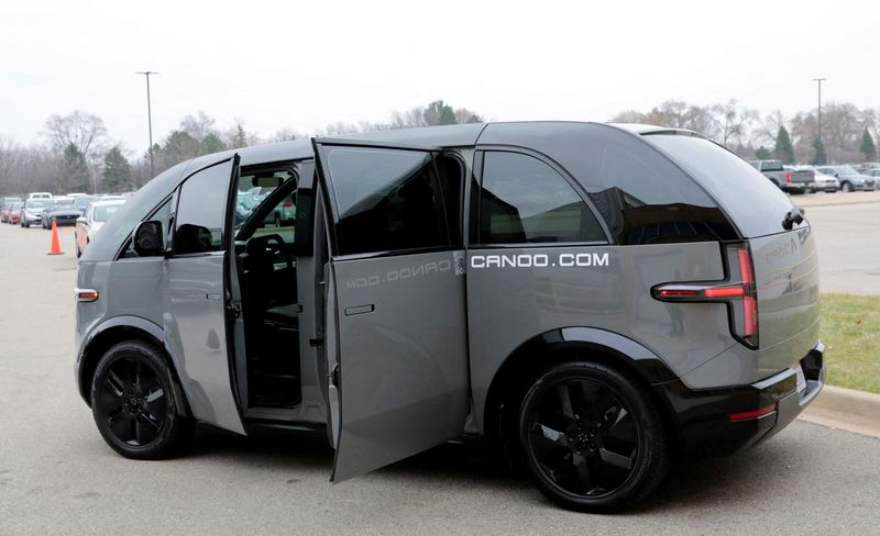 &copy; Reuters. FILE PHOTO: A general view shows a Canoo LV (Lifestyle Vehicle) electric vehicle outside a manufacturing site in Livonia, Michigan, U.S. November 29, 2022. REUTERS/Rebecca Cook/File Photo