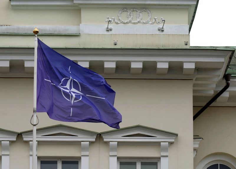 &copy; Reuters. FILE PHOTO: A NATO flag flutters next to the Presidential Palace in Vilnius, Lithuania July 10, 2023. REUTERS/Ints Kalnins/File Photo