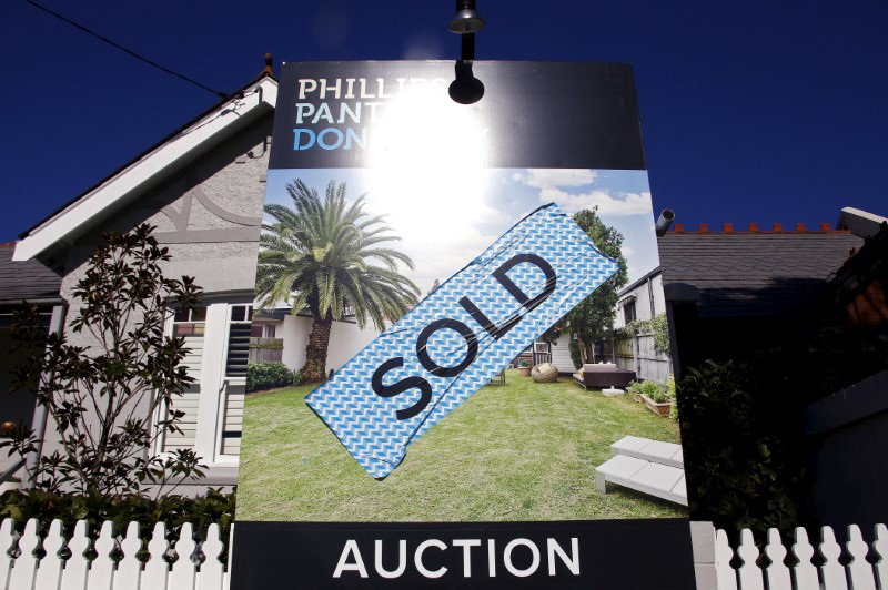 &copy; Reuters. 　不動産コンサルティング会社コアロジックが４月２日公表した３月の豪住宅価格は前月比０．６％上昇し、前月と同水準の伸びとなった。写真はオークションで売却された家。シドニーで
