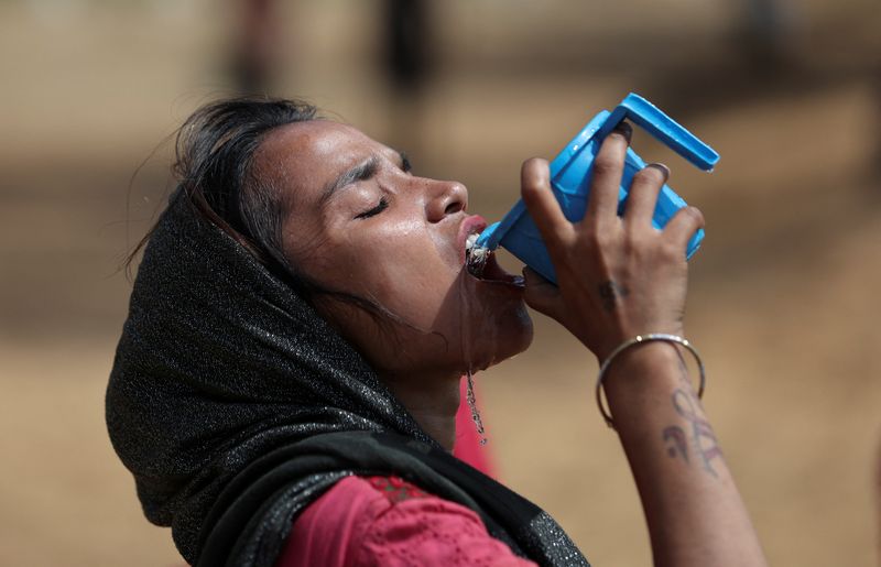 &copy; Reuters. 　４月１日、インド気象局（ＩＭＤ）は、４─６月に国内で発生する熱波が例年より多くなる公算が大きいとの見通しを示した。写真は暑い夏の日に水を飲む女性。インドのニューデリーで