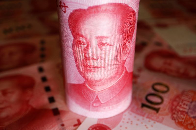 &copy; Reuters. 　関係筋によると、中国の主要国有銀行が２日の国内市場でドルを売っているもよう。写真は人民元紙幣。２０２２年６月撮影（２０２４年　ロイター／Florence Lo/Illustration）