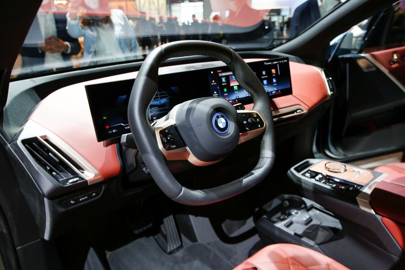 © Reuters. FILE PHOTO: A BMW iX xDrive40 is on display during the Munich Auto Show, IAA Mobility 2021, in Munich, Germany, September 7, 2021. REUTERS/Michaela Rehle