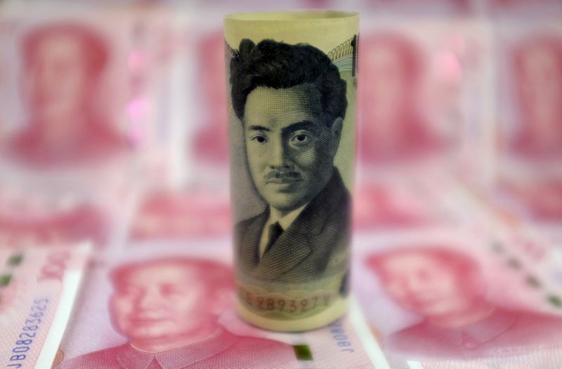 &copy; Reuters. FILE PHOTO: A Japanese 1,000 yen banknote and Chinese 100 yuan banknotes are seen in this picture illustration, in Beijing, China, January 21, 2016. REUTERS/Jason Lee/File Photo