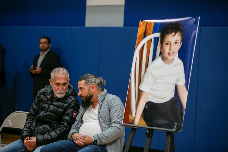 &copy; Reuters. عُدي الفيومي، والد الطفل الفلسطيني وديع البالغ من العمر ست سنوات وقتل طعنا في ولاية إيلينوي، خلال حديثه إلى أحد أقاربه 17 أكتوبر تشرين الأول 
