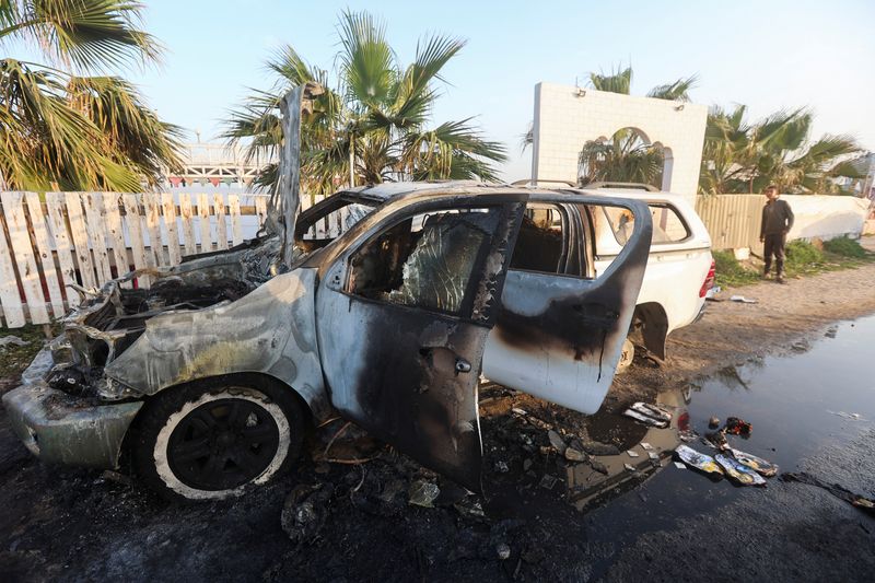 © Reuters. A vehicle damaged in an Israeli airstrike in Deir Al-Balah, Gaza, April 2, 2024. REUTERS/Ahmed Zakot