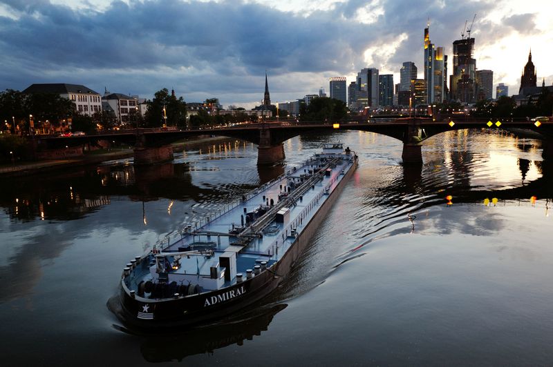 &copy; Reuters. Una nave da carico sul fiume Meno davanti allo skyline durante una serata estiva a Francoforte, Germania, 13 agosto 2023.  REUTERS/Kai Pfaffenbach