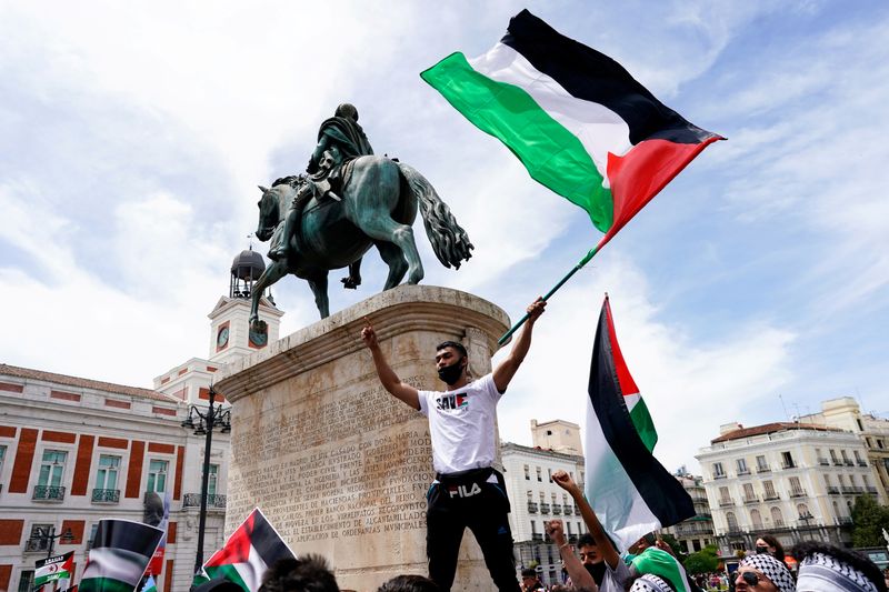 &copy; Reuters. رجل يرفع العلم الفلسطيني خلال مسيرة في مدريد بإسبانيا في صورة من أرشيف رويترز.