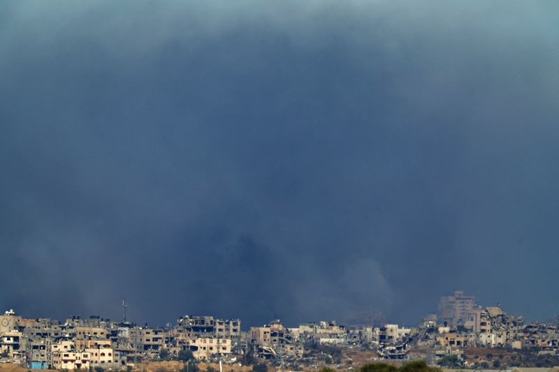 &copy; Reuters. FOTO DE ARCHIVO. El humo envuelve el horizonte de Gaza, en medio del actual conflicto entre Israel y Hamás, visto desde el sur de Israel. 16 de diciembre de 2023. REUTERS/Clodagh Kilcoyne