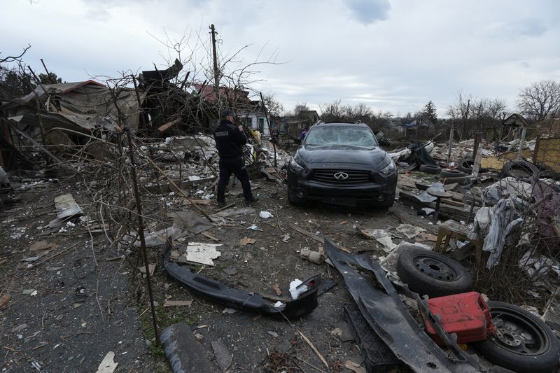 &copy; Reuters. FOTO DE ARCHIVO. Un oficial de policía inspecciona una zona residencial fuertemente dañada durante un ataque ruso con misiles y drones, en medio del ataque de Rusia a Ucrania, en la ciudad de Kamianske, región de Dnipropetrovsk, Ucrania. 29 de marzo 20