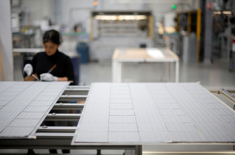 &copy; Reuters. Une employée travaillant dans une usine en France. /Photo prise le 29 mars 2024/REUTERS/Stéphane Mahé