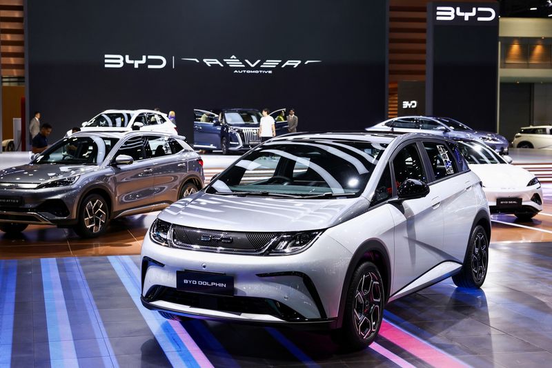 &copy; Reuters.  ４月２日、中国の電気自動車（ＥＶ）最大手ＢＹＤ（比亜迪）が発表した第１・四半期のＥＶ販売台数は前期比４３％減少した。写真は３月、バンコクの自動車ショーに展示されたBYDの自