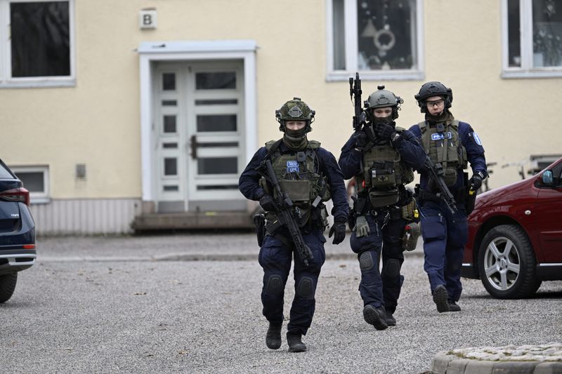 © Reuters. Police officers operate at the Viertola comprehensive school in Vantaa, Finland, on April 2, 2024. Three minors were injured in a shooting at the school on Tuesday morning. A suspect, also a minor, has been apprehended.   Lehtikuva/MARKKU ULANDER  via REUTERS     
