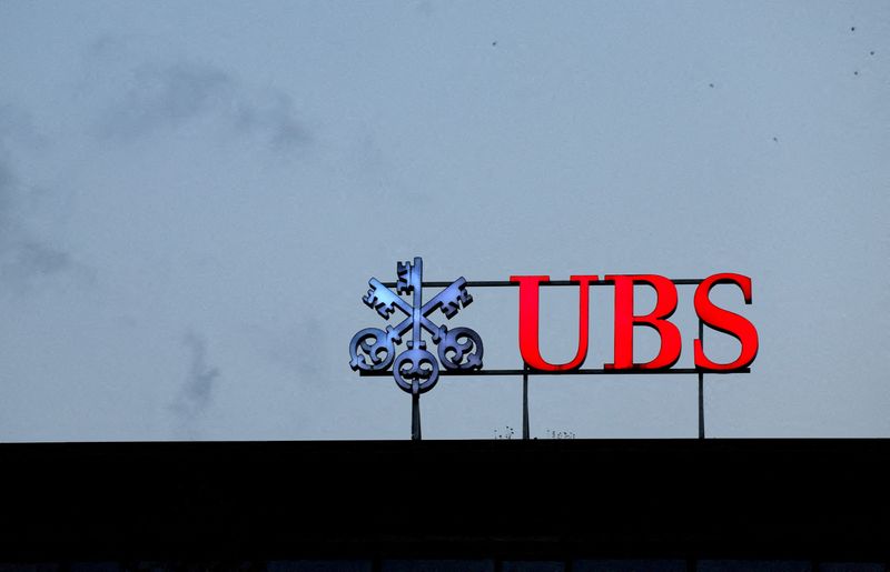 &copy; Reuters. Il logo di Ubs accanto a quello di Credit Suisse nella Bahnhofstrasse di Zurigo, Svizzera, 30 agosto 2023.  REUTERS/Denis Balibouse