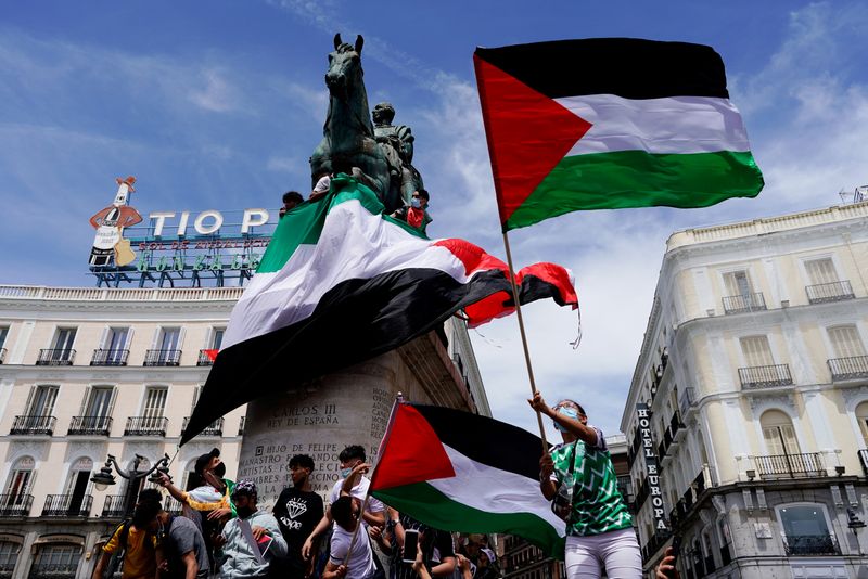 &copy; Reuters. Le drapeau palestinien, arboré par des manifestants à MAdrid, en Espagne. /Photo prise le 15 mai 2021/REUTERS/Juan Medina