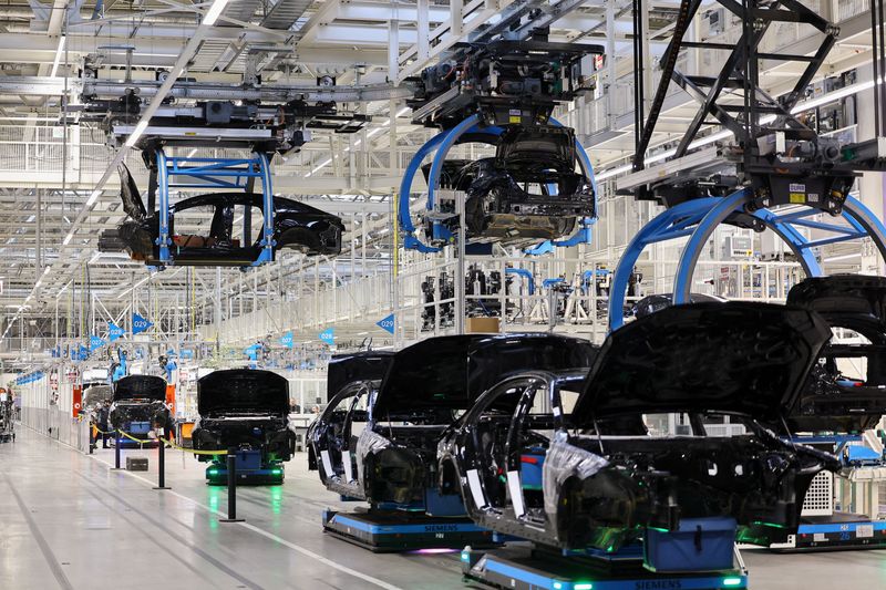 &copy; Reuters. Le carrozzerie delle auto vengono sollevate nella "Fabbrica 56", uno dei più moderni stabilimenti di assemblaggio di auto elettriche e convenzionali della casa automobilistica tedesca Mercedes-Benz, a Sindelfingen, vicino a Stoccarda, in Germania, il 4 m