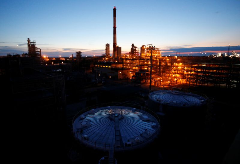 &copy; Reuters. FOTO DE ARCHIVO. Una vista general muestra el complejo de refinería Taneco, que forma parte del grupo de empresas del productor de petróleo ruso Tatneft, en Nizhnekamsk, en la República de Tatarstán, Rusia. 26 de julio de 2017. REUTERS/Sergei Karpukhi
