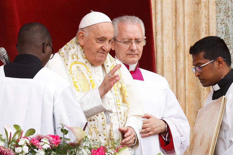 &copy; Reuters. FILE PHOTO: Pope Francis gestures from a balcony at St. Peter's Square, on Easter Sunday, at the Vatican March 31, 2024. REUTERS/Remo Casilli/File Photo