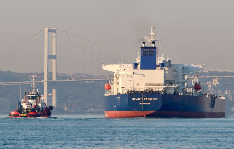 &copy; Reuters. FILE PHOTO: Crude oil tanker Nevskiy Prospect, owned by Russia's leading tanker group Sovcomflot, transits the Bosphorus in Istanbul, Turkey September 6, 2020. REUTERS/Yoruk Isik/File Photo