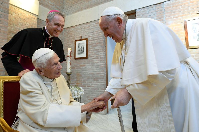 ©Reuters.  FILE PHOTO: Pope Francis and Pope Emeritus Benedict XVI attend a meeting on the day of a consistory ceremony to elevate Roman Catholic prelates to the rank of cardinal, at the Vatican, August 27, 2022. Vatican Media/Handout via REUTERS/File Photo