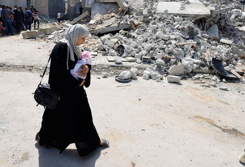 &copy; Reuters. Mulher caminha em meio a destroços em Rafah, sul de Gaza
 2/4/2024   REUTERS/Mohammed Salem