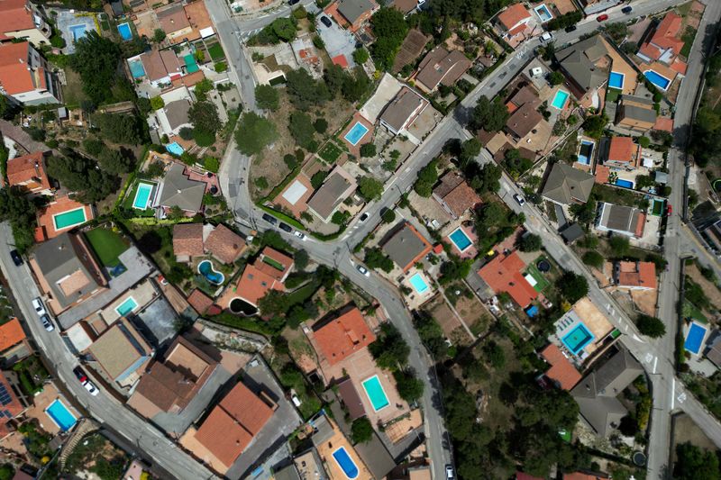 &copy; Reuters. FOTO DE ARCHIVO: Vista aérea de un conjunto de viviendas en Vacarisses, Cataluña, España. 4 de mayo de 2023. REUTERS/Nacho Doce