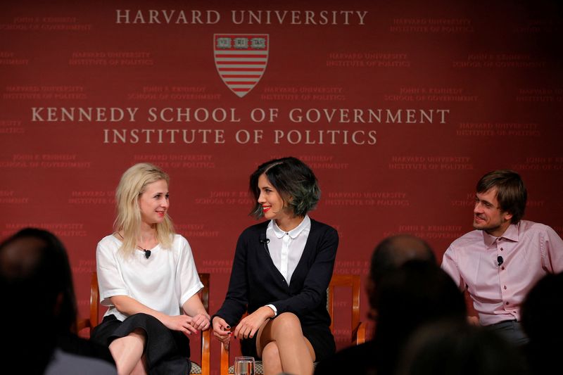 &copy; Reuters. FILE PHOTO: Maria Alyokhina (L) and Nadezhda Tolokonnikova, members of the punk protest band Pussy Riot, attend a forum at the Kennedy School of Government at Harvard University in Cambridge, Massachusetts September 15, 2014.  Tolokonnikova's husband Pyto