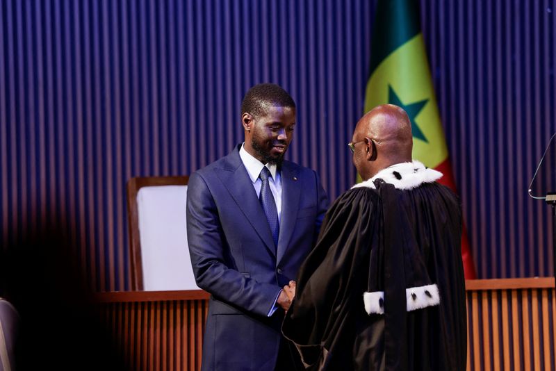 &copy; Reuters. Senegal's Newly elected President Bassirou Diomaye Faye shakes hands with the head of the constitutional council Mamadou Badio Camara after he took the oath of office as president during the inauguration ceremony in Dakar, Senegal April 2, 2024. REUTERS/Z