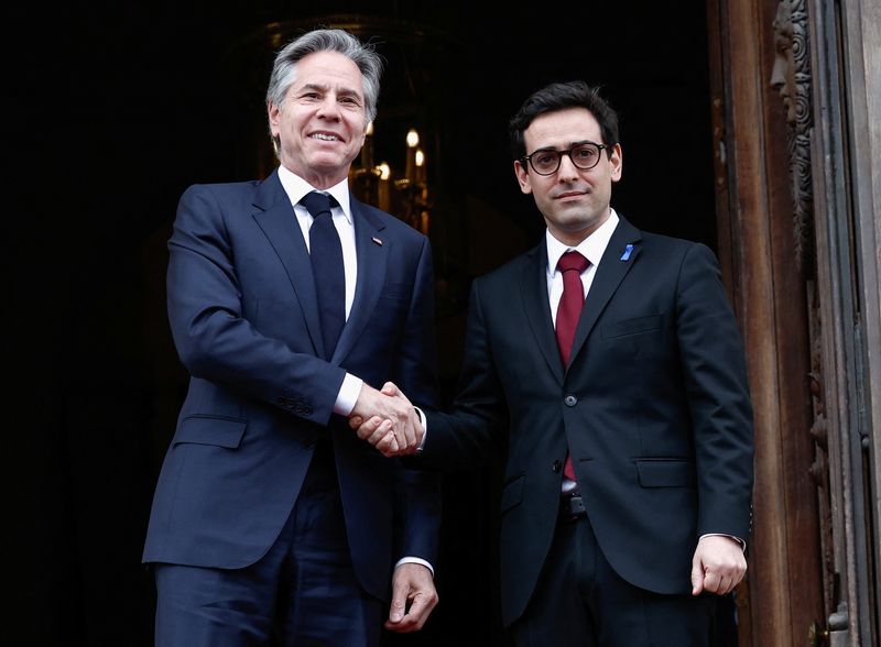 &copy; Reuters. U.S. Secretary of State Antony Blinken shakes hands with French Foreign Minister Stephane Sejourne at the Ministry of Foreign Affairs in Paris, France, April 2, 2024. REUTERS/Benoit Tessier