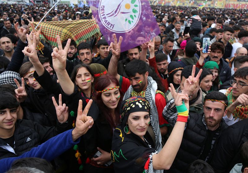 &copy; Reuters. مؤيدون لحزب الشعوب الديمقراطي المؤيد للأكراد يلوحون بعلامة النصر خلال تجمع للاحتفال بعيد النوروز في ديار بكر في تركيا يوم 21 مارس آذار 2024. تص