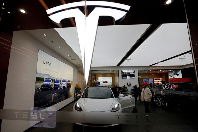&copy; Reuters. Des visiteurs devant une Tesla Model 3 à côté d'une Model Y exposée par le fabricant américain de véhicules électriques à Pékin, en Chine. /Photo prise le 4 février 2023/REUTERS/Florence Lo/File Photo