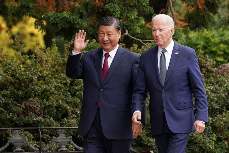 &copy; Reuters. FILE PHOTO: Chinese President Xi Jinping waves as he walks with U.S. President Joe Biden at Filoli estate on the sidelines of the Asia-Pacific Economic Cooperation (APEC) summit, in Woodside, California, U.S., November 15, 2023. REUTERS/Kevin Lamarque/Fil