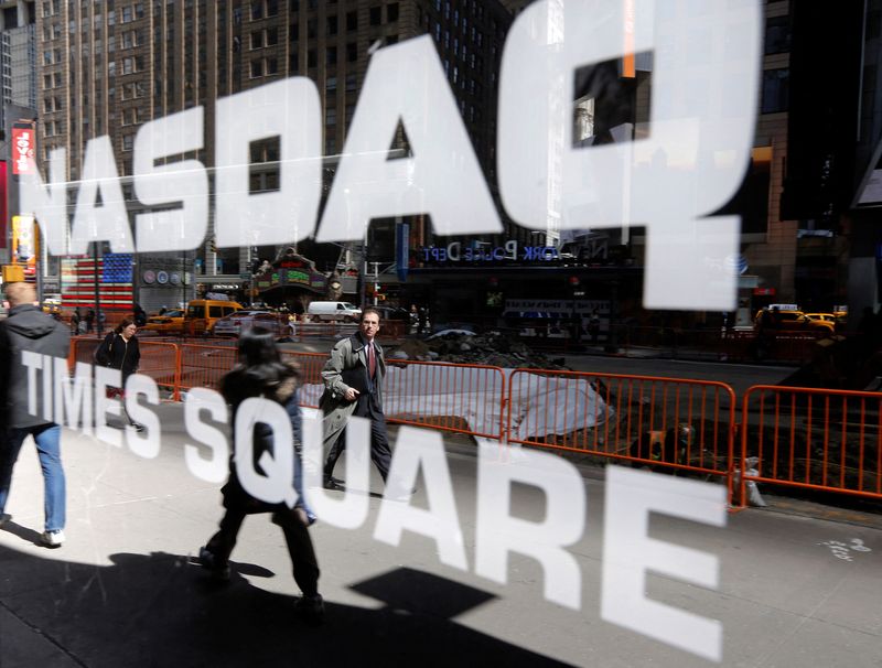 © Reuters. FILE PHOTO: The Nasdaq logo is seen on the exterior of the Nasdaq MarketSite in New York, April 2, 2013. REUTERS/Brendan McDermid/File Photo