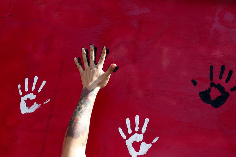 &copy; Reuters. FOTO DE ARCHIVO. Un hombre coloca su mano sobre un mural en honor a las víctimas del terremoto en la Ciudad de México, México, el 19 de octubre de 2017. REUTERS/Carlos Jasso