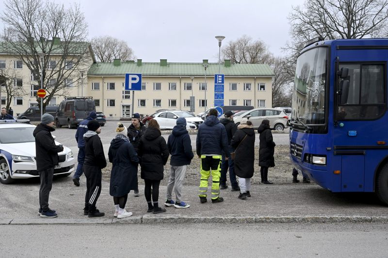 &copy; Reuters. Police officers talk to family members of pupils at the Viertola comprehensive school in Vantaa, Finland, on April 2, 2024. Lehtikuva/MARKKU ULANDER  via REUTERS