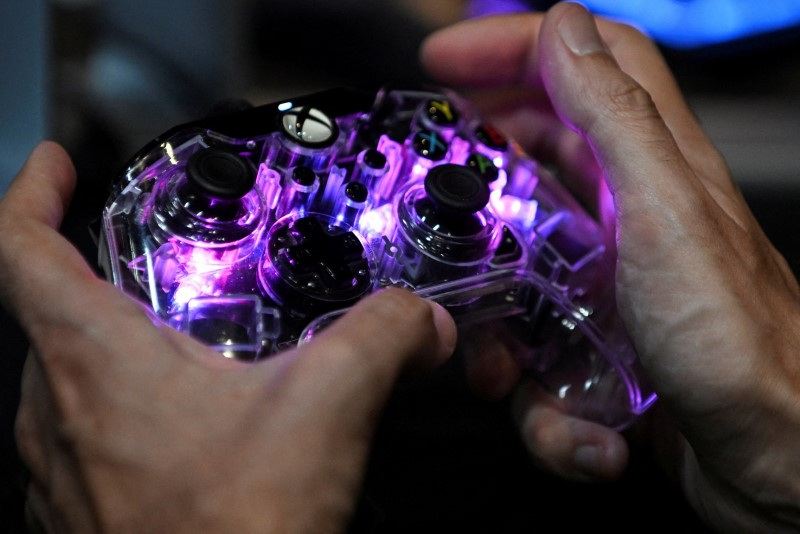 &copy; Reuters. FILE PHOTO: A person uses a gamepad at the 2023 Gamescom computer and video game industry event in Cologne, Germany, August 24, 2023. REUTERS/Jana Rodenbusch/File Photo