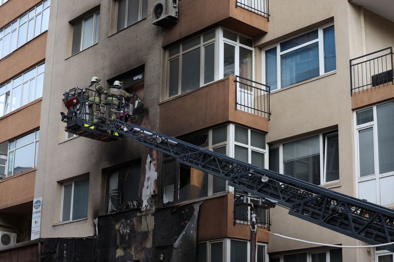 &copy; Reuters. Firefighters work at a building where a fire broke out during daytime renovation work at a nightclub in Istanbul, Turkey April 2, 2024. REUTERS/Murad Sezer