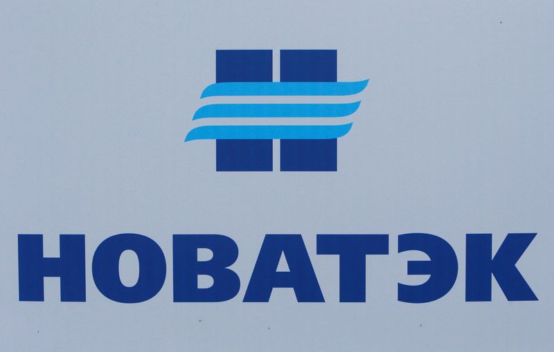 &copy; Reuters. FOTO DE ARCHIVO: El logotipo del productor de gas ruso Novatek durante el Foro Económico Internacional de San Petersburgo 2017 (SPIEF 2017) en San Petersburgo, Rusia. 1 de junio de 2017. REUTERS/Sergei Karpukhin
