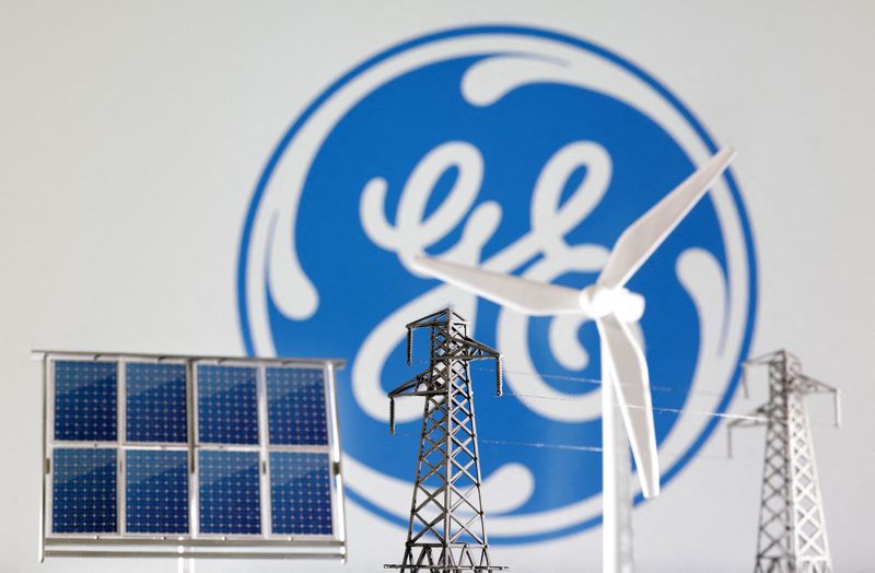 &copy; Reuters. FILE PHOTO: Miniatures of windmill, solar panel and electric pole are seen in front of General Electric logo in this illustration taken January 17, 2023. REUTERS/Dado Ruvic/Illustration/File Photo