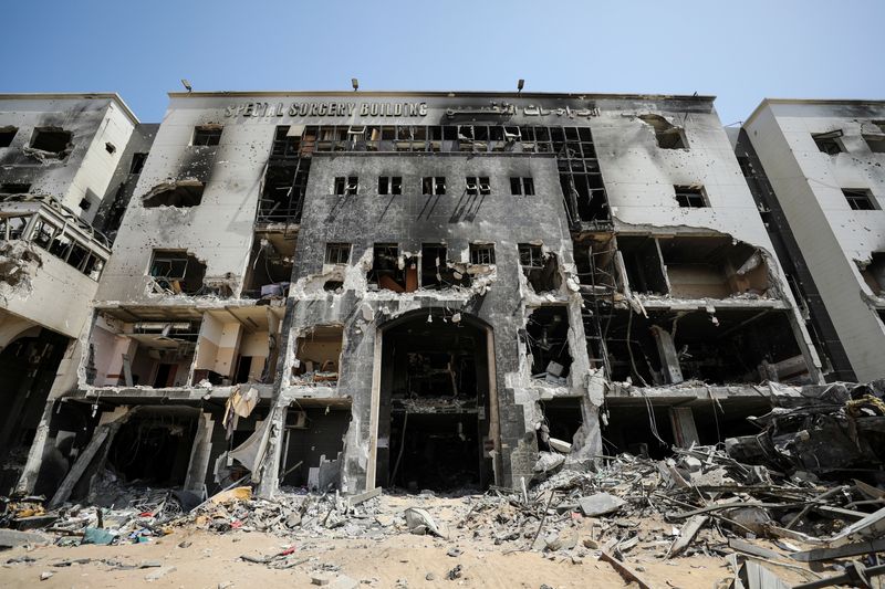 &copy; Reuters. Una vista muestra el hospital Al Shifa dañado después de que las fuerzas israelíes se retiraran del hospital y el área circundante luego de una operación de dos semanas, en medio del conflicto en curso entre Israel y Hamás, en la ciudad de Gaza, el 