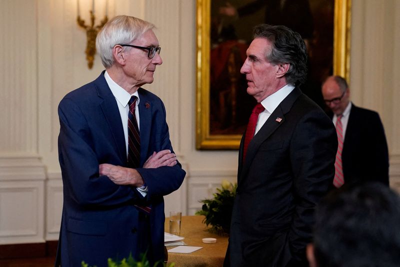 &copy; Reuters. FILE PHOTO: Wisconsin Governor Tony Evers speaks with North Dakota Governor Doug Burgum during a National Governors Association winter meeting in the East Room of the White House in Washington, U.S., February 23, 2024. REUTERS/Elizabeth Frantz/File Photo